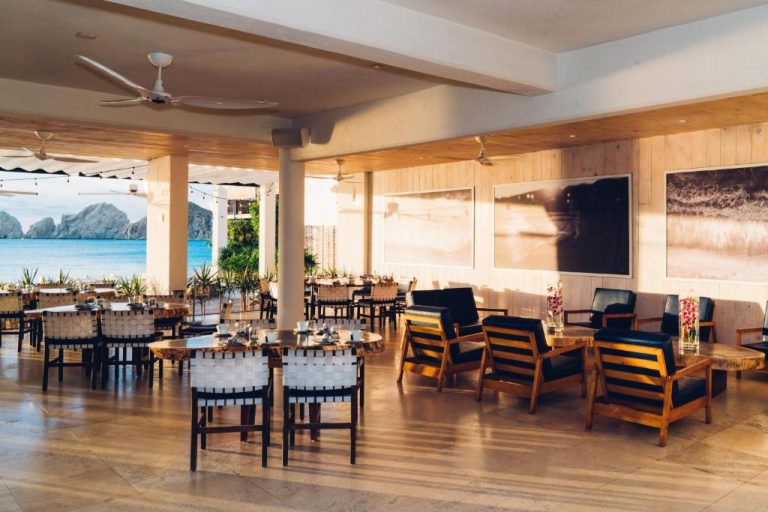 Restaurante con terraza y vistas al mar en Bahia Hotel & Beach House en Los Cabos, México