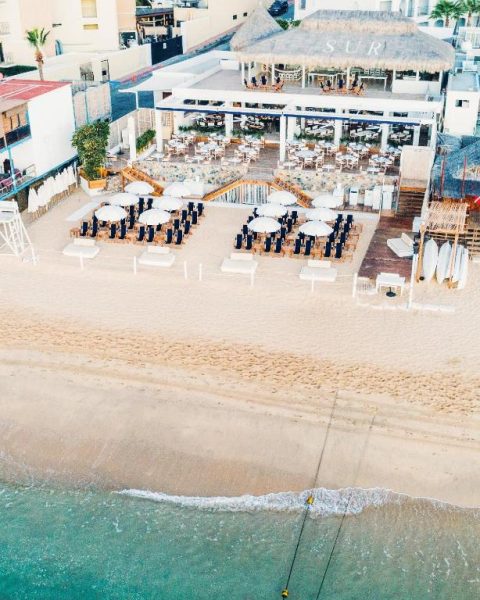 Chiringuito y zona de tumbonas con sombrillas en la playa del Bahia Hotel & Beach House