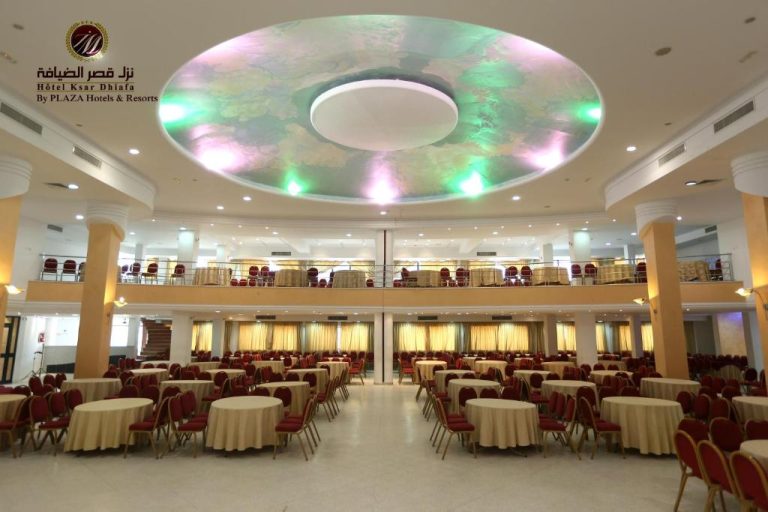 Gran salón de banquetes con techo decorativo iluminado del Hotel Ksar Dhiafa by Plaza Hotels & Resorts