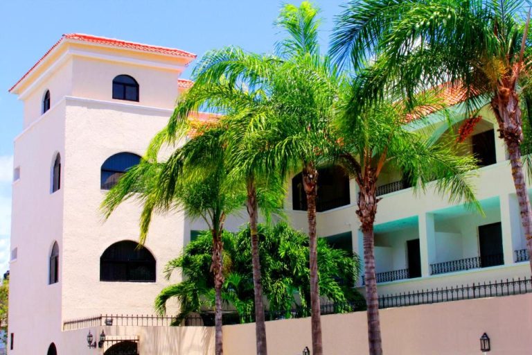 Fachada exterior del Hotel Nautilus con palmeras tropicales y arquitectura de estilo mediterráneo