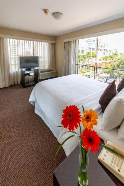 Habitación doble con cama king, televisión y vista panorámica a la ciudad en Roosevelt Hotel & Suites