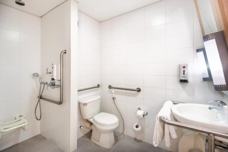 Baño adaptado para personas con discapacidad en el hotel ibis Bogotá Museo con barras de apoyo