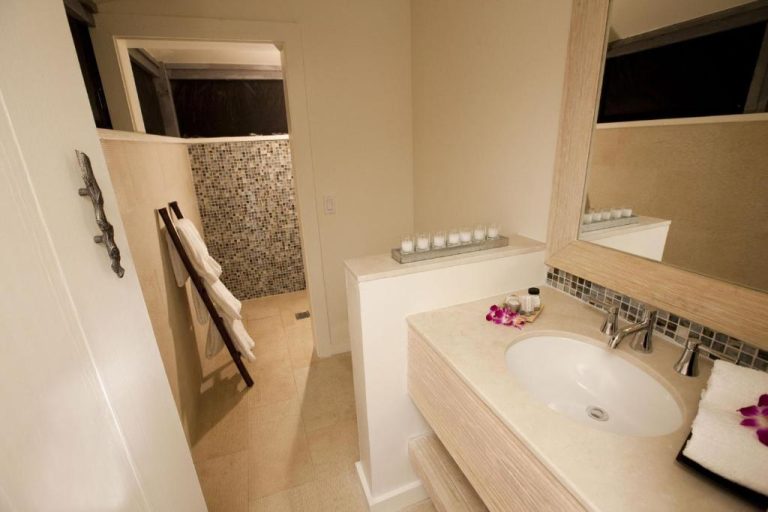 Baño de lujo con lavabo empotrado y ducha de mosaico en Tiamo Resort Bahamas