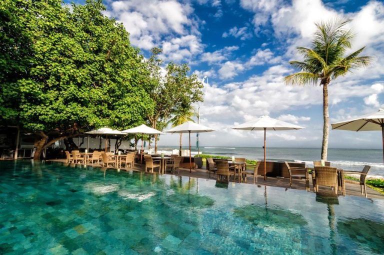 Piscina infinita con vistas al mar y zona de restaurante del Bali Garden Beach Resort en Bali