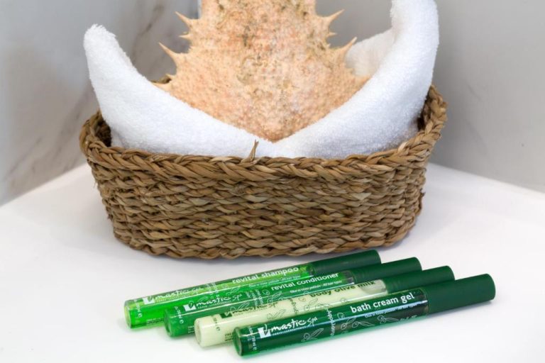 Amenities de spa Mastic con champú, acondicionador y gel de baño en White Pearls Adults Only Luxury Suites