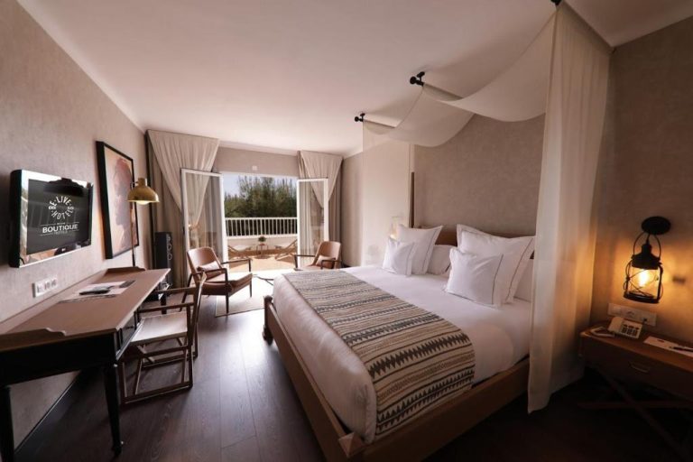 Habitación doble con cama con dosel y terraza en Be Live Adults Only La Cala Boutique Hotel
