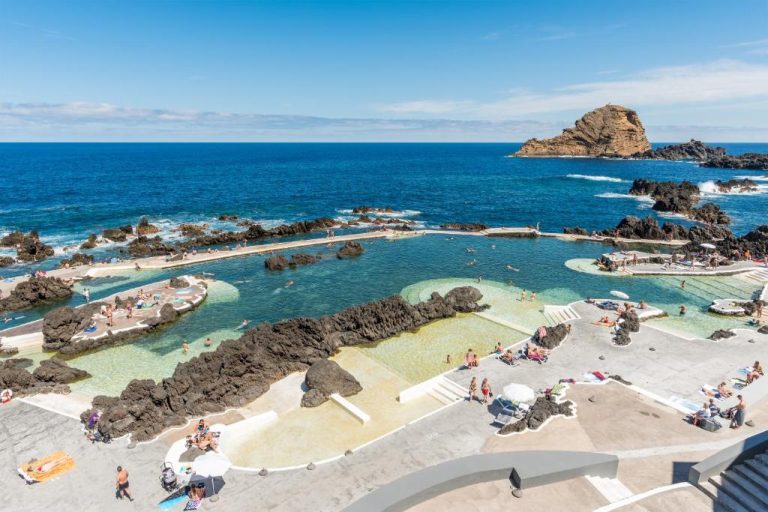 Piscinas naturales de roca volcánica con vistas al océano en el Aqua Natura Madeira