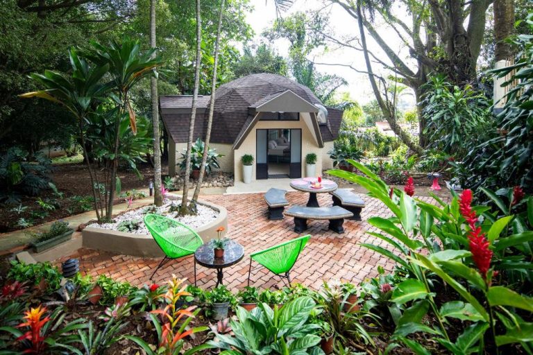 Cabaña domo con jardín tropical y terraza de ladrillo en Villa San Ignacio
