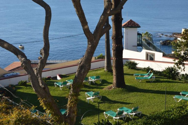 Jardín con tumbonas y vistas al mar en Quinta da Penha de Franca, Madeira