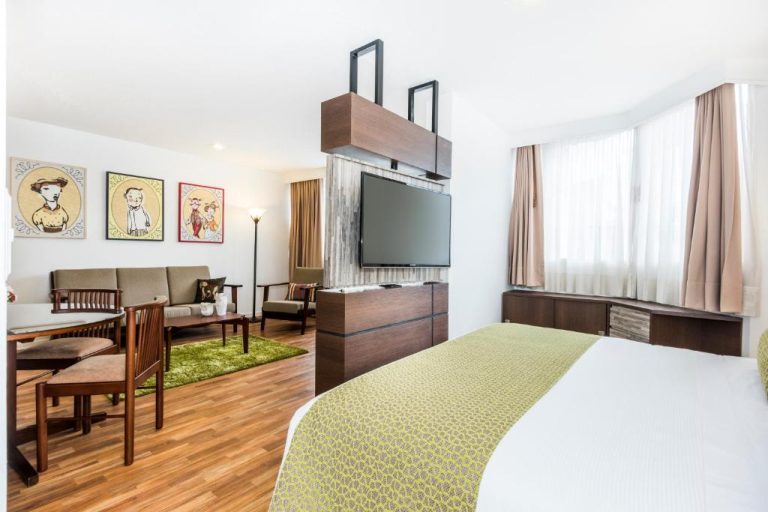Suite amplia con cama doble, salón y televisión de pantalla plana en Hotel Vilar América