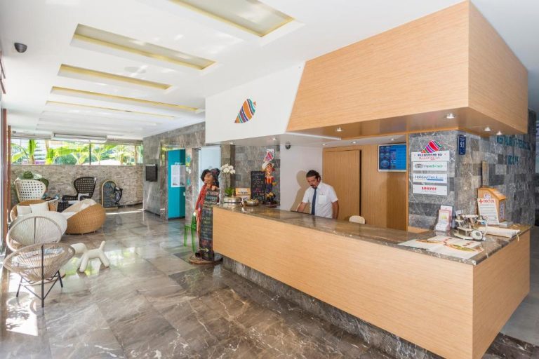 Recepción moderna del Kleopatra Suit Hotel con mostrador de madera y zona de descanso en el lobby