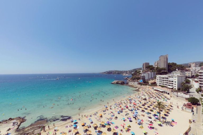 Vista aérea de la playa de La Cala con aguas turquesas junto al Be Live Adults Only La Cala Boutique Hotel
