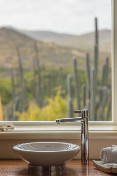 Lavabo de diseño con vistas al paisaje de cactus en Landhuis Klein Santa Martha Boutique Hotel
