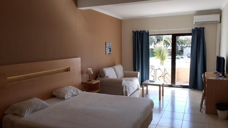 Habitación doble con terraza y vistas a la piscina en el Hotel Vilamar, con cama y sofá