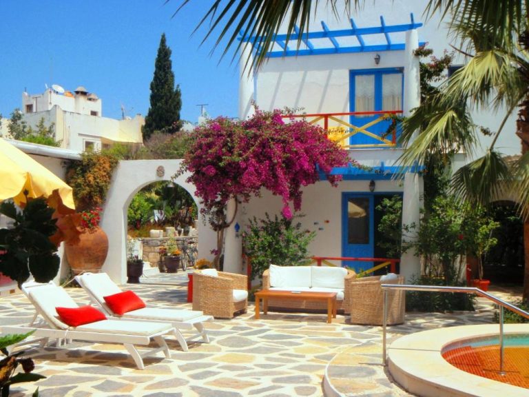 Terraza con tumbonas y piscina exterior rodeada de buganvillas en Su Hotel Bodrum, Turquía