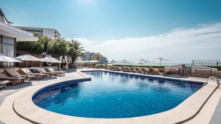 Piscina exterior con tumbonas y vistas al mar del Be Live Adults Only La Cala Boutique Hotel