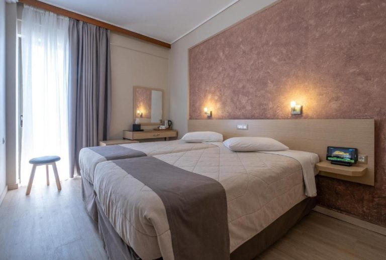Habitación doble clásica con cama king size y decoración elegante en Acropolis View Hotel Atenas