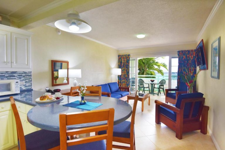 Suite con sala de estar, cocina equipada y terraza con vistas al mar en Blue Orchids Beach Hotel