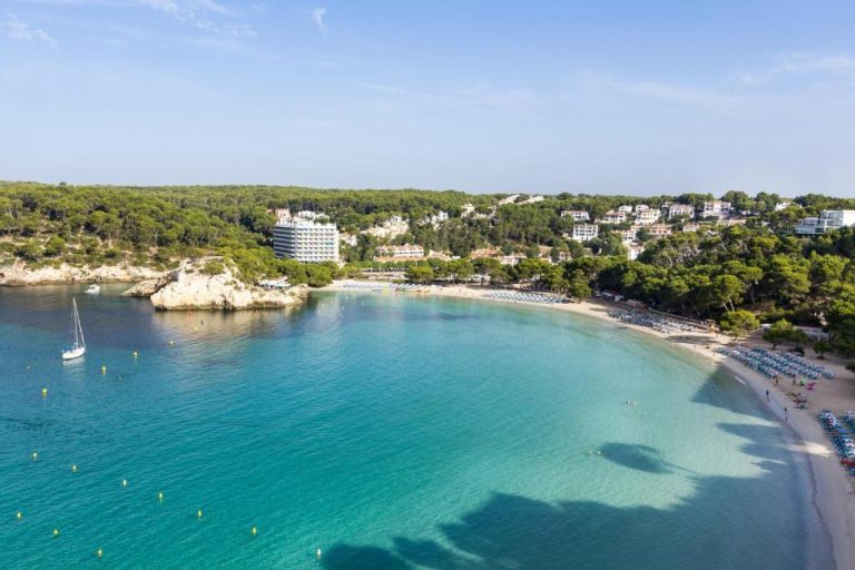 Vista aérea de la playa cristalina de Cala Galdana con el hotel ARTIEM Audax Adults Only al fondo