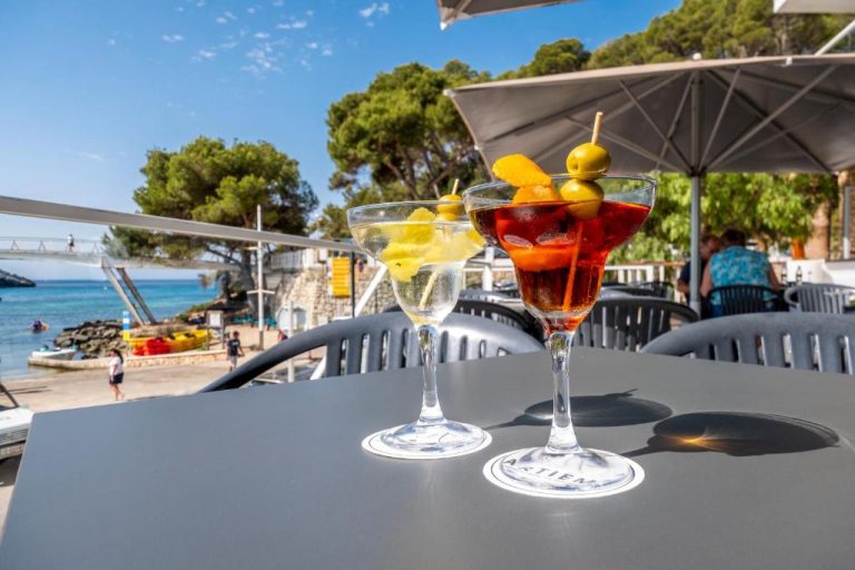 Cócteles en la terraza del ARTIEM Audax Adults Only con vistas al mar mediterráneo