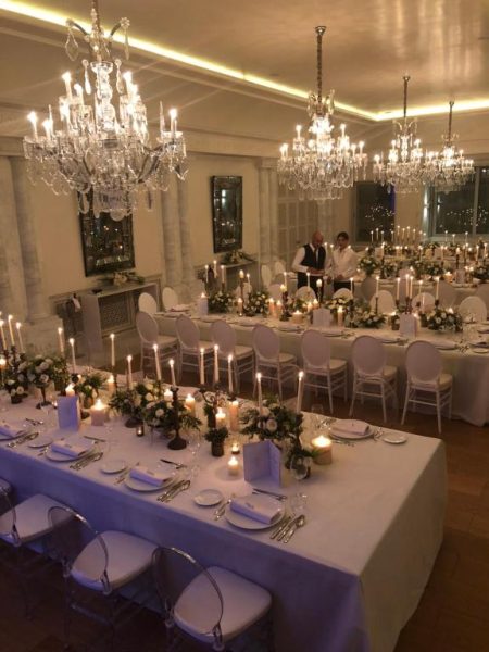 Elegante salón de banquetes con candelabros y arañas de cristal en Dar El Jeld Hotel and Spa