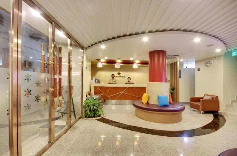 Recepción y lobby principal del Hotel Unima Grand con mostrador de check-in y área de descanso