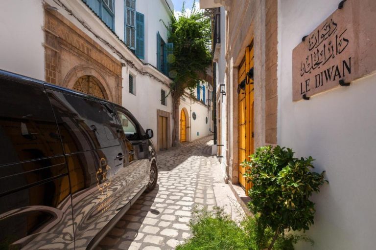 Callejón empedrado de la medina con entrada al Dar El Jeld Hotel and Spa en Túnez