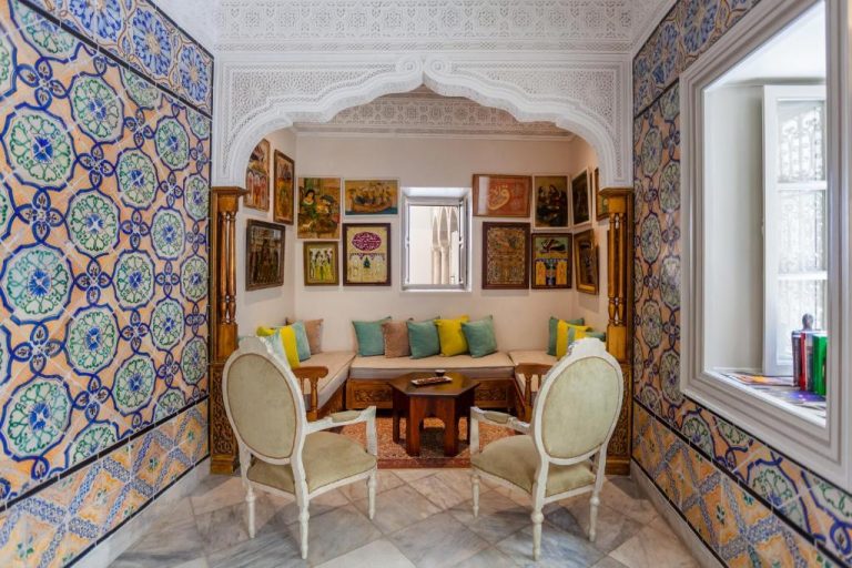 Salón árabe con azulejos tradicionales y arco decorado en Dar El Jeld Hotel and Spa de Túnez