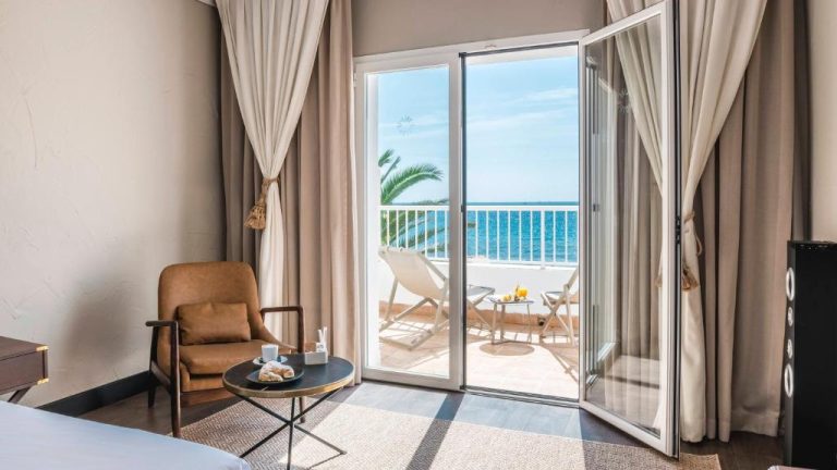 Habitación con balcón y vistas al mar en Be Live Adults Only La Cala Boutique Hotel