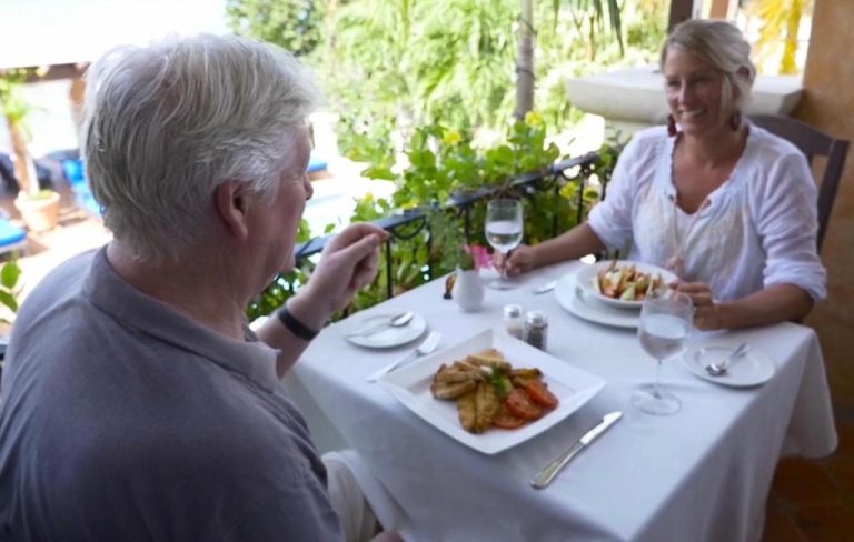 Pareja disfrutando de un almuerzo en la terraza al aire libre del Little Arches Boutique Hotel Adults Only