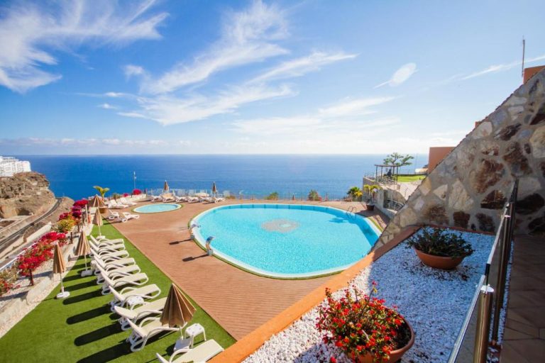 Piscina exterior con tumbonas y vistas al mar del Hotel Serenity Amadores en Gran Canaria
