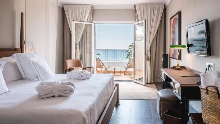 Habitación doble con balcón y vistas al mar en Be Live Adults Only La Cala Boutique Hotel