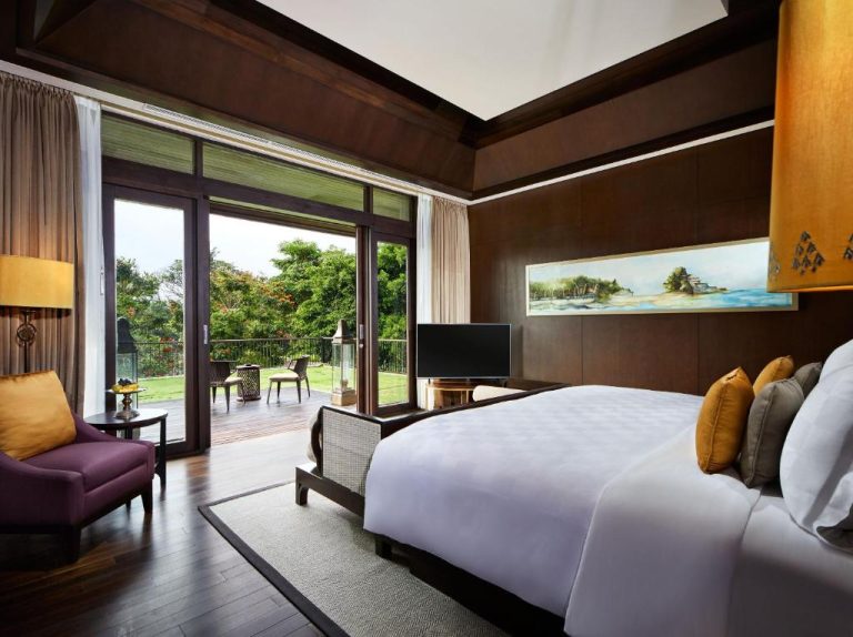 Habitación deluxe con cama king y terraza con vistas al jardín en The Anvaya Beach Resort Bali