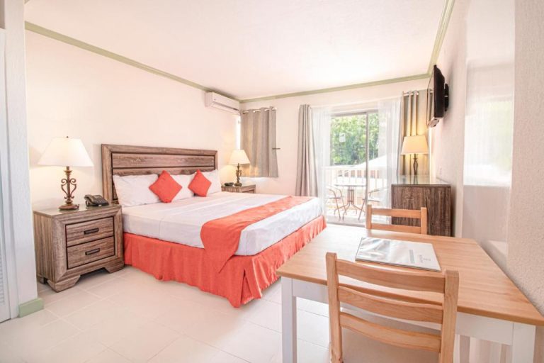 Habitación doble con cama matrimonial y terraza en Worthing Court Apartment Hotel Barbados