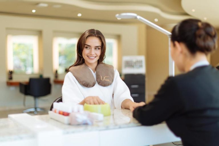 Cliente en bata disfrutando de los servicios de spa y bienestar en el Barceló Maya Tropical All Inclusive
