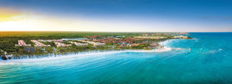 Vista aérea del Barceló Maya Tropical All Inclusive con playa de arena blanca y aguas turquesas del Caribe