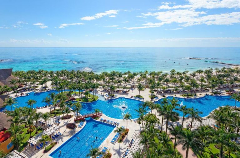 Vista aérea de las piscinas exteriores y playa del Barceló Maya Tropical All Inclusive en Rivera Maya