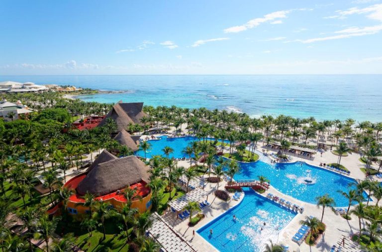 Vista aérea de las piscinas exteriores y playa del Barceló Maya Tropical All Inclusive en México