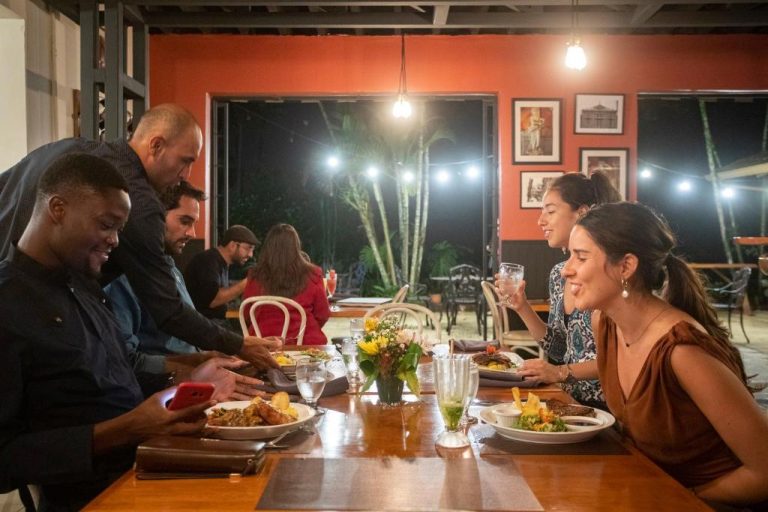 Grupo de comensales disfrutando una cena en el restaurante nocturno de Villa San Ignacio