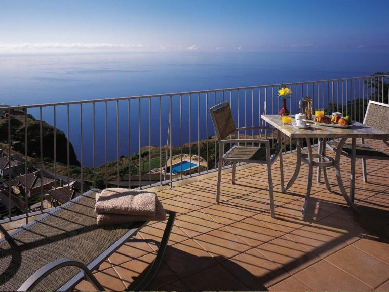 Terraza con desayuno y vistas panorámicas al mar en Village Cabo Girão, Madeira