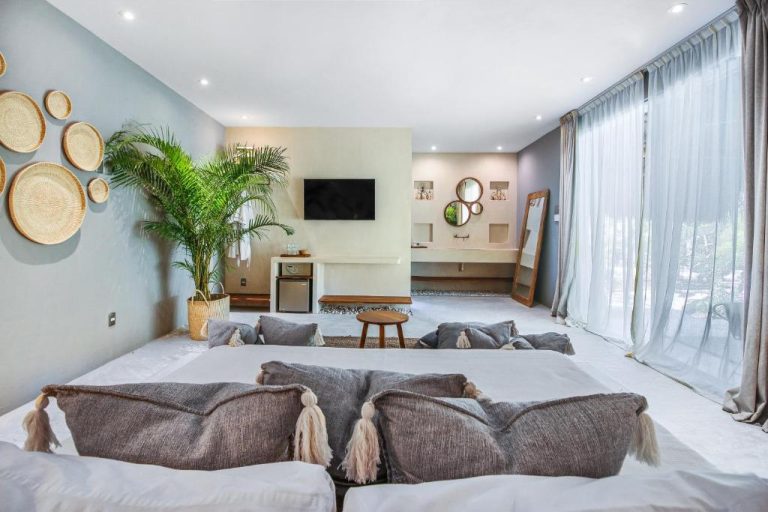 Suite de estilo bohemio con camas bajas y decoración natural en Zenses Wellness and Yoga Resort Adults Only