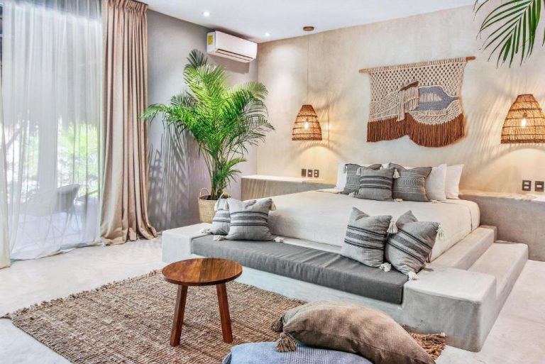 Habitación boho-chic con cama doble, decoración macramé y plantas tropicales en Zenses Wellness Yoga Resort