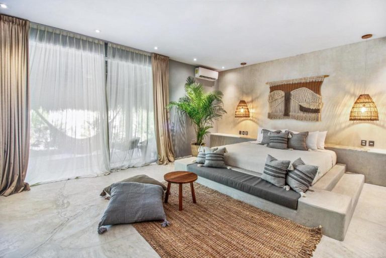 Suite estilo boho con cama king y zona de descanso en Zenses Wellness and Yoga Resort Adults Only