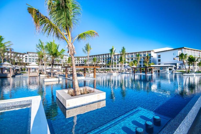 Amplia piscina laguna con palmeras y vistas al resort Hyatt Zilara Cap Cana Adults Only en República Dominicana
