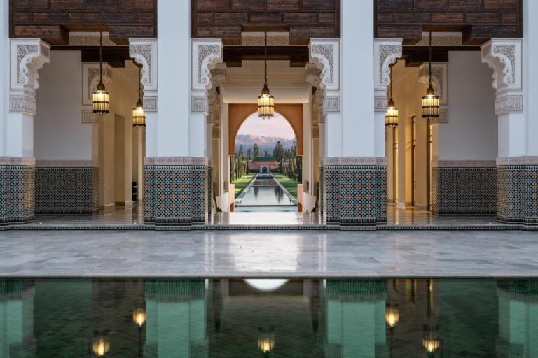 Piscina interior con arcos moriscos y jardín del Atlas en The Oberoi Marrakech
