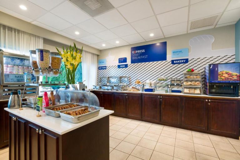 Buffet de desayuno Express Start del Holiday Inn Express San José Costa Rica Airport con panadería y comida caliente