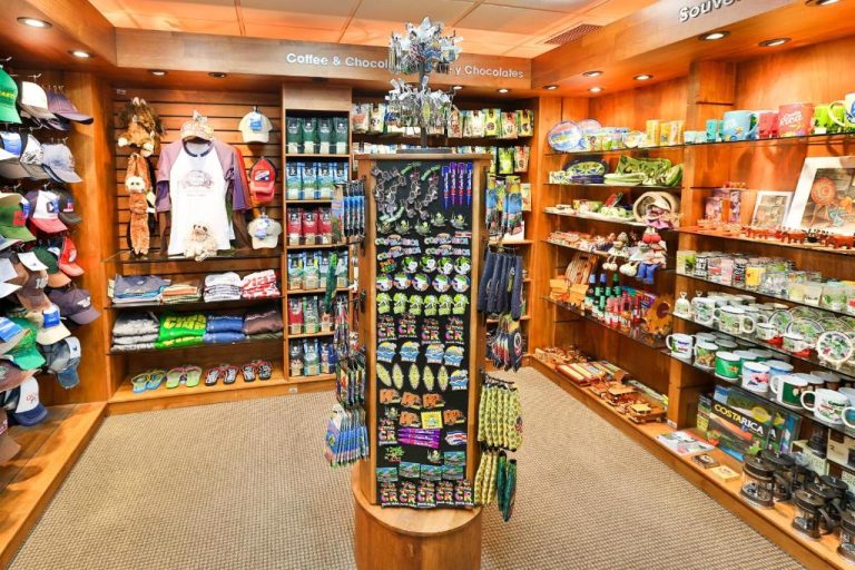 Tienda de souvenirs y café del Holiday Inn Express San José Costa Rica con productos típicos costarricenses