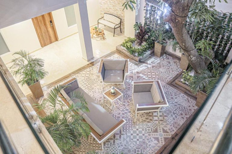 Patio interior con sillones modernos y vegetación tropical del Cartagena Royal Hotel Boutique