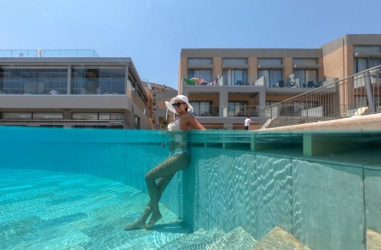 Vista submarina de la piscina transparente del Kiani Beach Resort Family All Inclusive con turista
