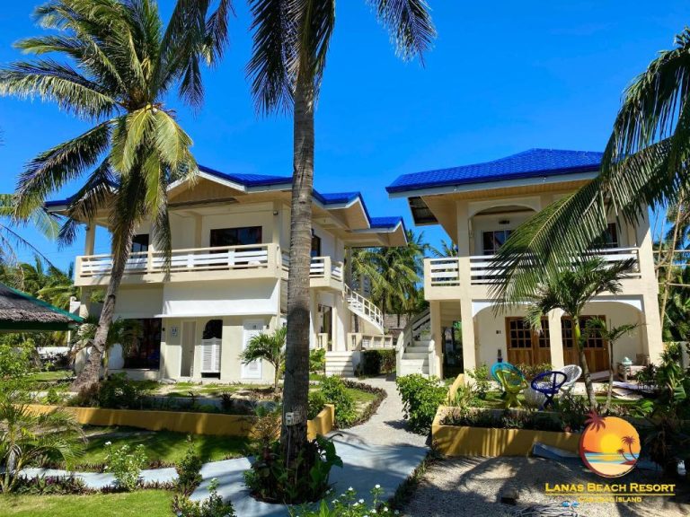 Fachada exterior del Lanas Beach Resort en Carabao Island con palmeras y tejado azul